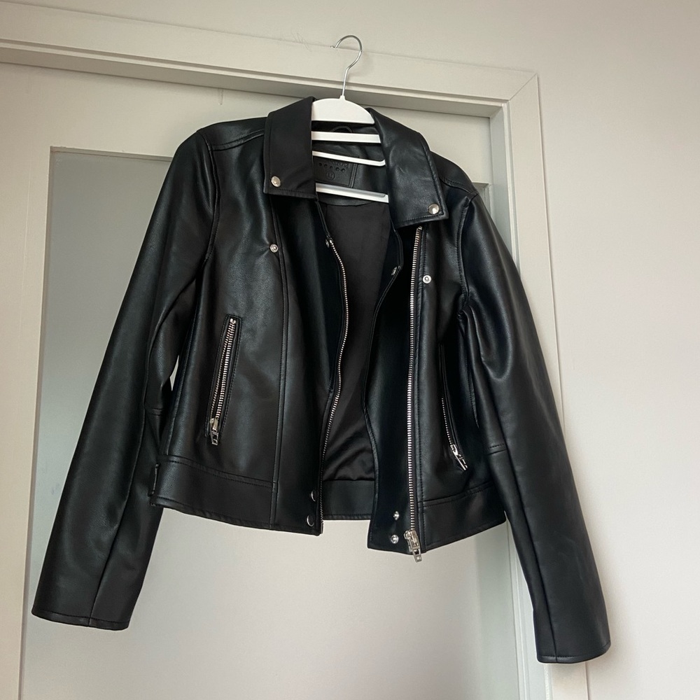 Size M faux leather jacket